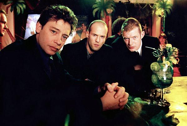 جیسون فلمینگ در صحنه فیلم سینمایی قفل، انبار و دو بشکه باروت به همراه Dexter Fletcher و جیسون استاتهم