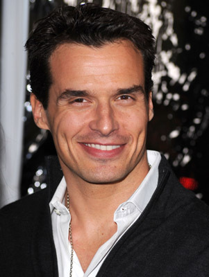 Antonio Sabato Jr. در صحنه فیلم سینمایی لبه تاریکی