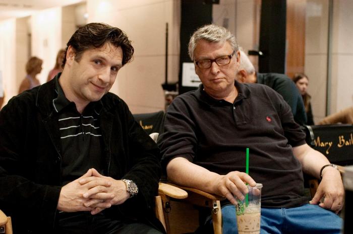 Patrick Marber در صحنه فیلم سینمایی نزدیک تر به همراه Mike Nichols