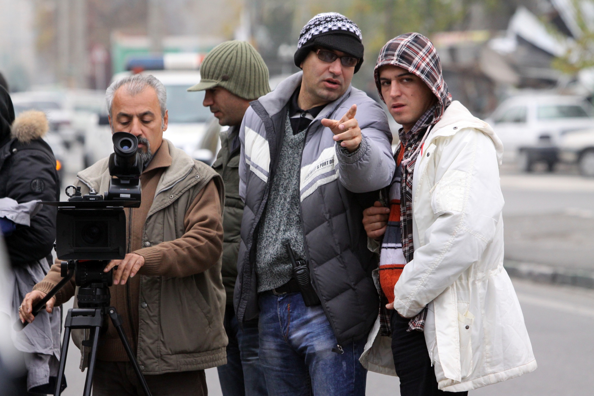 تصویری از حمید بهرامیان، کارگردان و بازیگر سینما و تلویزیون در حال بازیگری سر صحنه یکی از آثارش