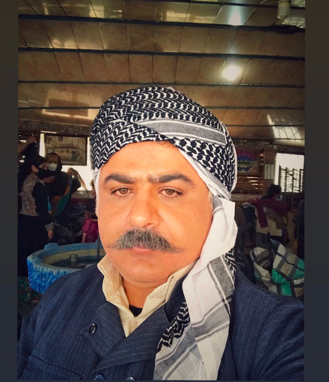 تصویری از رامین الماسی، بازیگر و مدیر تولید سینما و تلویزیون در پشت صحنه یکی از آثارش