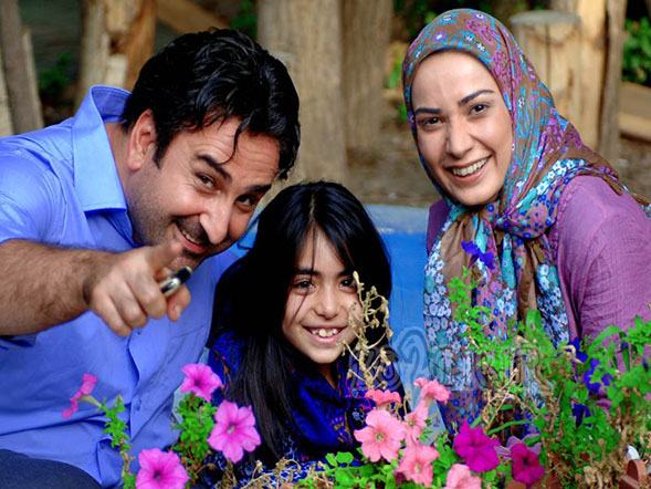 نسرین نصرتی در پشت صحنه سریال تلویزیونی تا ثریا به همراه مهران احمدی