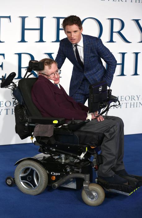 ادی ردماین در صحنه فیلم سینمایی نظریه همه چیز به همراه Stephen Hawking
