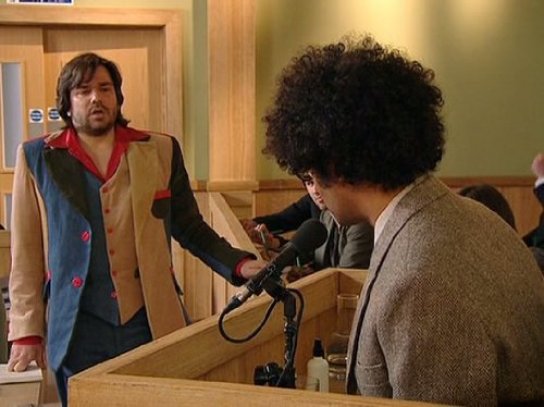 Richard Ayoade در صحنه سریال تلویزیونی گروه آی  تی به همراه Matt Berry