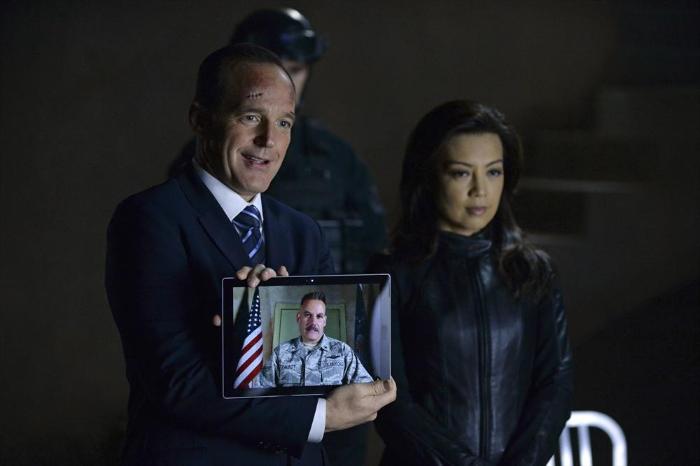 Adrian Pasdar در صحنه سریال تلویزیونی ماموران شیلد به همراه Ming-Na Wen و Clark Gregg