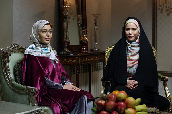 ملیکا شریفی‌نیا در صحنه سریال تلویزیونی دلدادگان به همراه سانیا سالاری