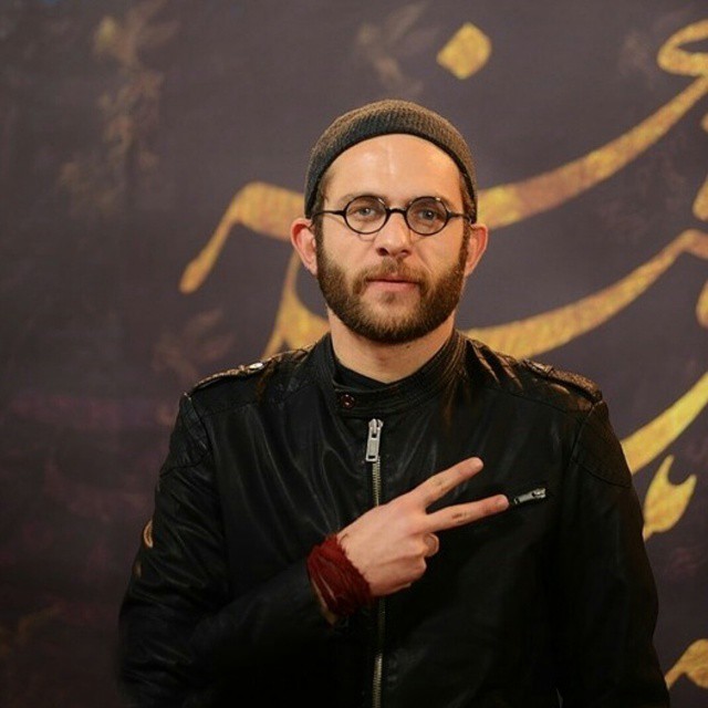 تصویری از بابک حمیدیان، بازیگر و تهیه کننده سینما و تلویزیون در حال بازیگری سر صحنه یکی از آثارش