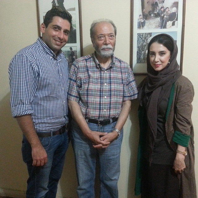 تصویری از علی نصیریان، بازیگر و کارشناس سینما و تلویزیون در حال بازیگری سر صحنه یکی از آثارش به همراه حمید گودرزی