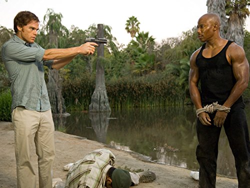 Erik King در صحنه سریال تلویزیونی دکستر به همراه Michael C. Hall