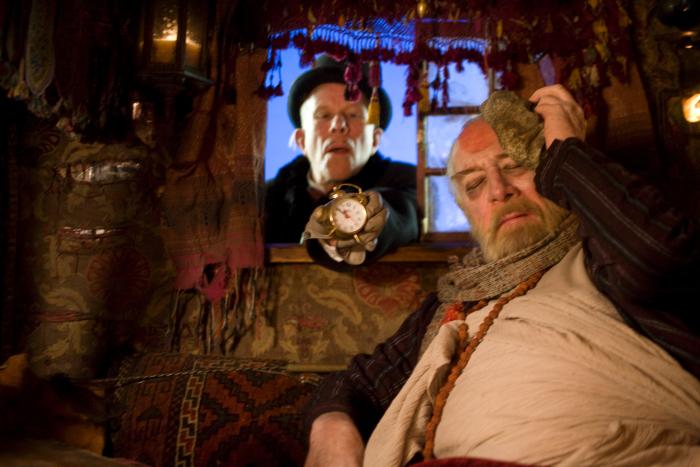 کریستوفر پلامر در صحنه فیلم سینمایی تخیلات دکتر پارناسوس به همراه تام ویتس