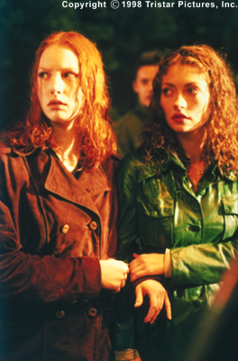 Rebecca Gayheart در صحنه فیلم سینمایی افسانه های شهری به همراه Alicia Witt