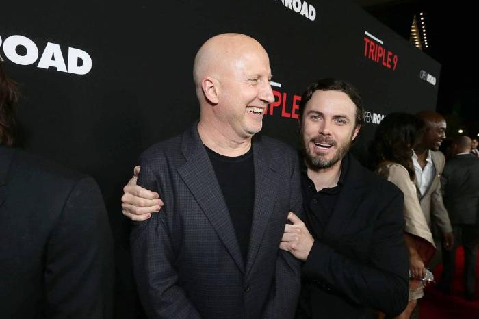John Hillcoat در صحنه فیلم سینمایی تریپل ناین به همراه کیسی افلک