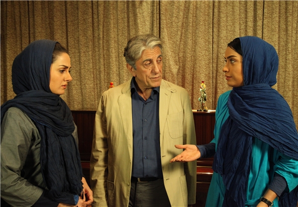 بیتا سحرخیز در صحنه فیلم سینمایی خبر خاصی نیست به همراه بیتا احمدی و رضا کیانیان