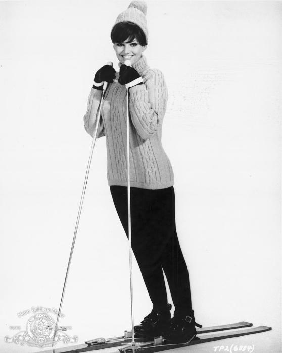 Claudia Cardinale در صحنه فیلم سینمایی پلنگ صورتی