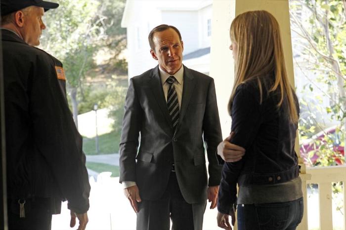 Laura Seay در صحنه سریال تلویزیونی ماموران شیلد به همراه Clark Gregg