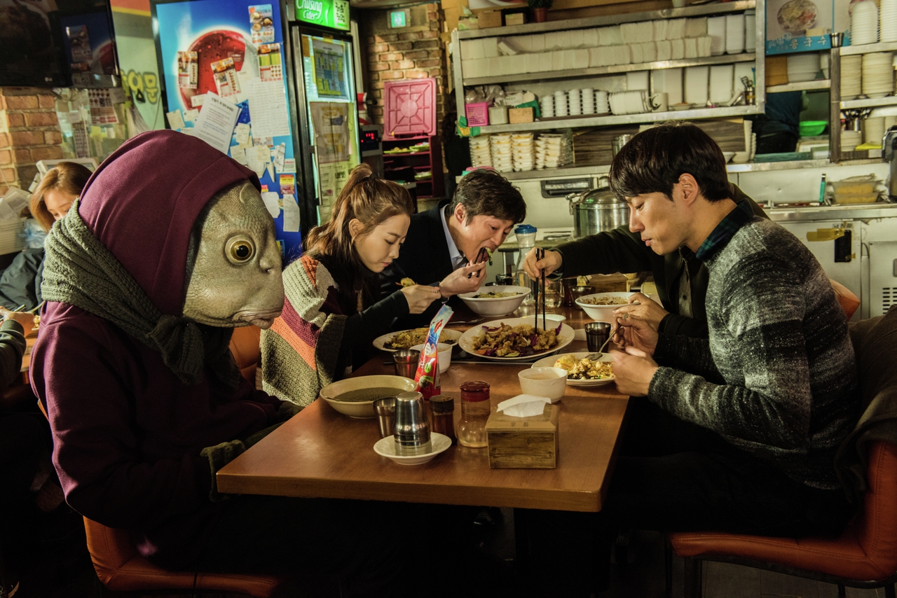 Hee-won Kim در صحنه فیلم سینمایی Collective Invention به همراه Cheon-hee Lee، Bo-yeong Park و Kwang-soo Lee