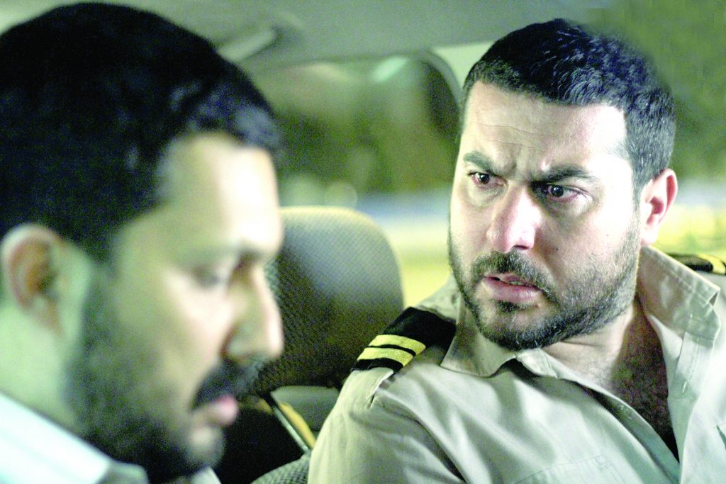 حامد بهداد در صحنه فیلم سینمایی سد معبر به همراه محسن کیایی