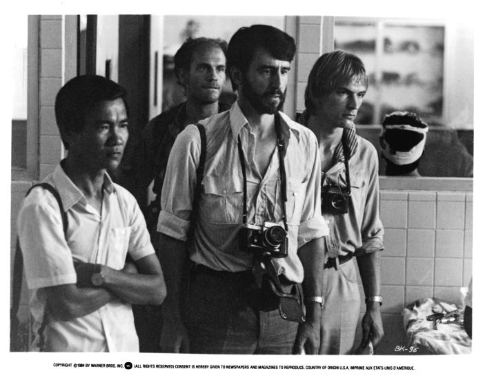 Haing S. Ngor در صحنه فیلم سینمایی میدان های کشتار به همراه Julian Sands، جان مالکوویچ و سم واترستون