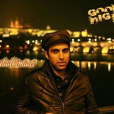 تصویری از پولاد کیمیایی، بازیگر و کارگردان سینما و تلویزیون در حال بازیگری سر صحنه یکی از آثارش