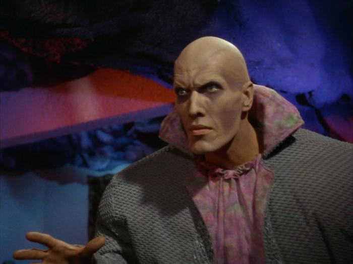 Ted Cassidy در صحنه سریال تلویزیونی پیشتازان فضا