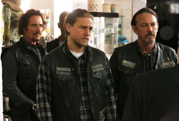 Kim Coates در صحنه سریال تلویزیونی فرزندان آشوب به همراه Tommy Flanagan و چارلز هانم