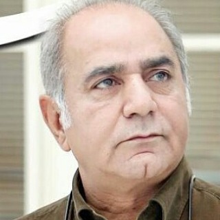 تصویری از پرویز پرستویی، بازیگر و تهیه کننده سینما و تلویزیون در حال بازیگری سر صحنه یکی از آثارش