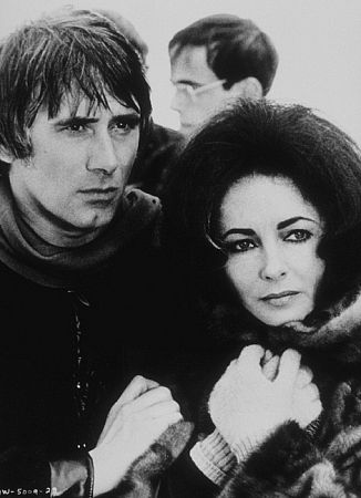 Keith Baxter در صحنه فیلم سینمایی Ash Wednesday به همراه Elizabeth Taylor