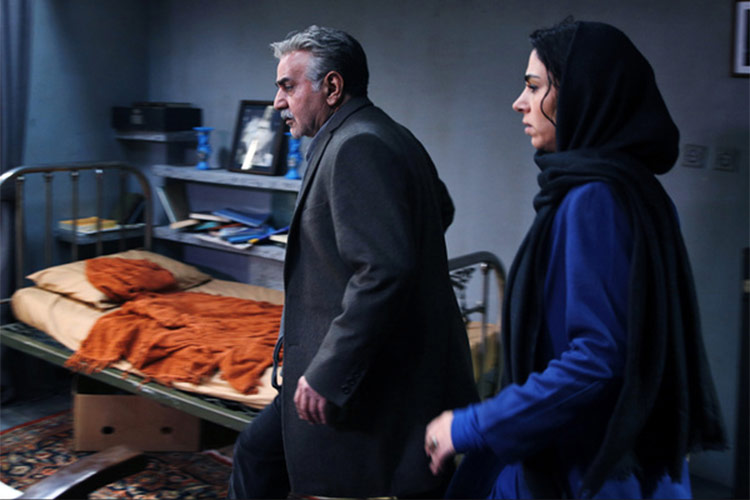 تینا پاکروان در صحنه فیلم سینمایی خانه کاغذی به همراه پرویز پرستویی