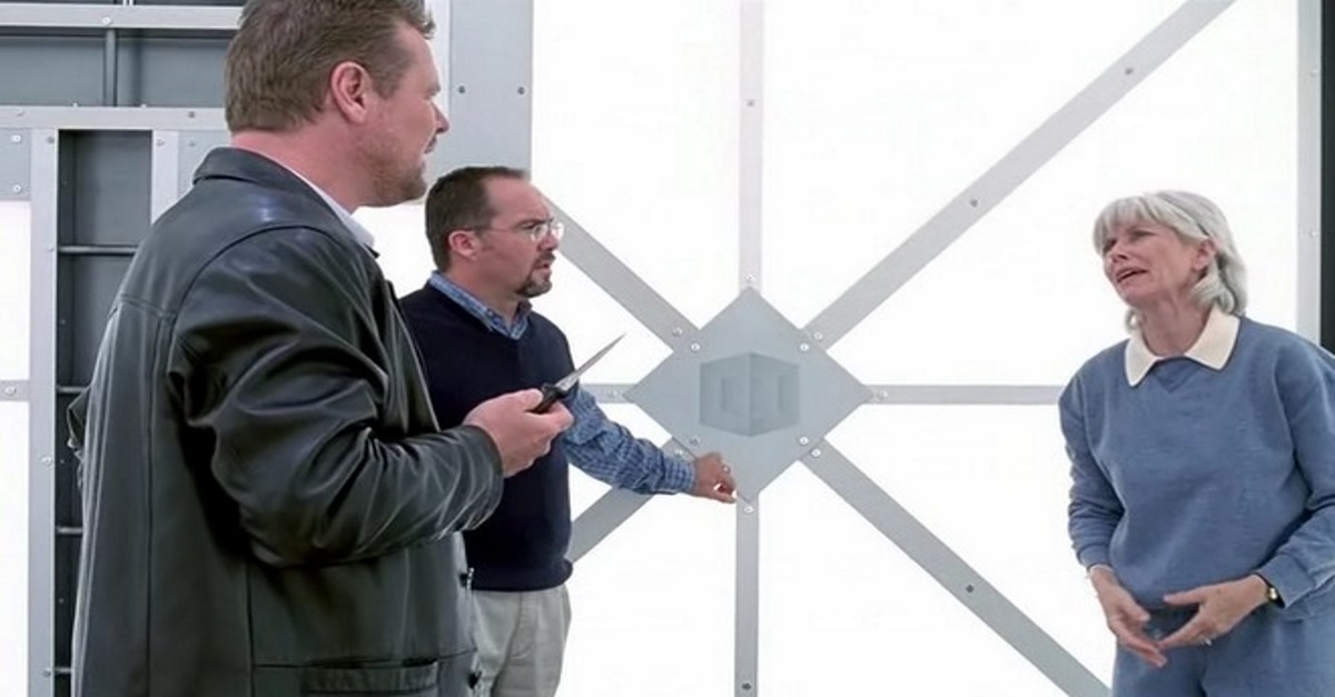 Neil Crone در صحنه فیلم سینمایی Cube²: Hypercube به همراه Barbara Gordon و Geraint Wyn Davies