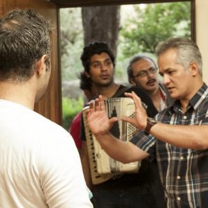 تصویری از بهروز سبط‌ رسول، کارگردان سینما و تلویزیون در حال بازیگری سر صحنه یکی از آثارش