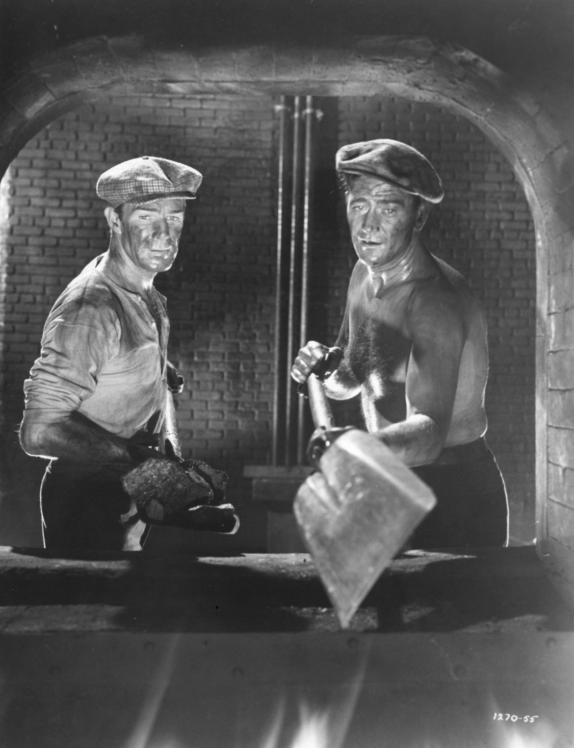 Randolph Scott در صحنه فیلم سینمایی Pittsburgh به همراه John Wayne