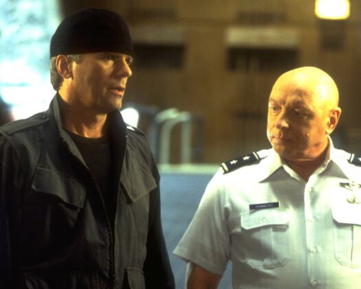 Richard Dean Anderson در صحنه سریال تلویزیونی دروازه ستارگان اس جی-۱ به همراه Don S. Davis