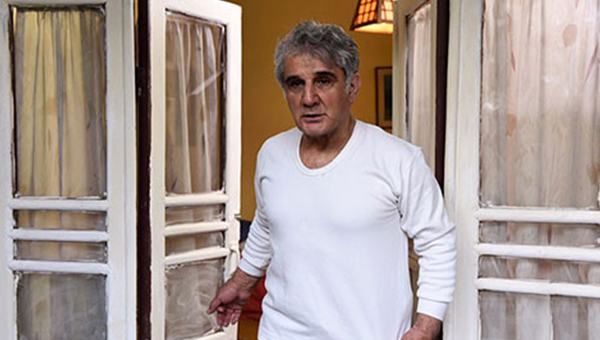 مهدی هاشمی در صحنه سریال تلویزیونی دردسرهای عظیم 2