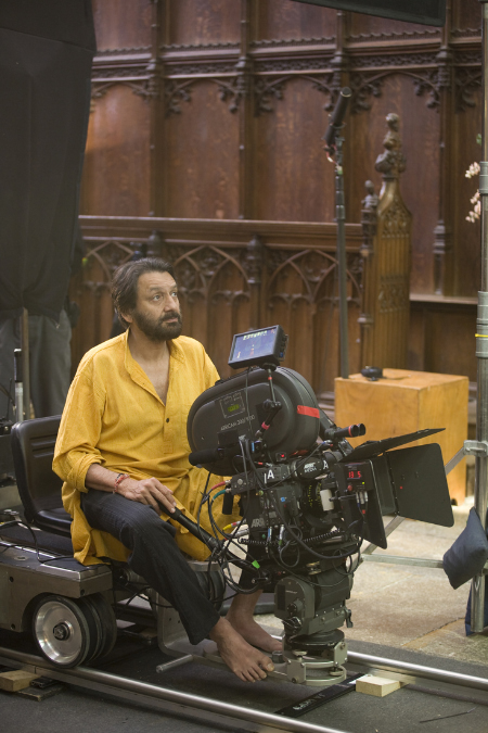 Shekhar Kapur در صحنه فیلم سینمایی الیزابت: دوران طلایی