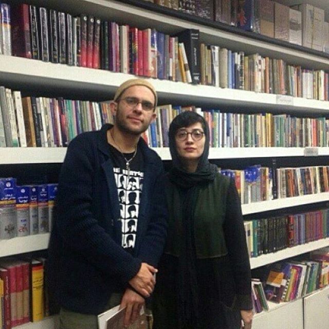 تصویری از بابک حمیدیان، بازیگر و تهیه کننده سینما و تلویزیون در حال بازیگری سر صحنه یکی از آثارش