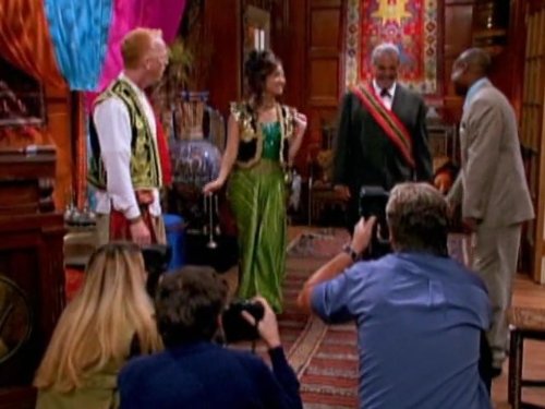 Phill Lewis در صحنه سریال تلویزیونی The Suite Life of Zack and Cody به همراه Bart Braverman، Brenda Song و Patrick Bristow