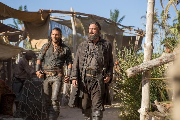 Zach McGowan در صحنه سریال تلویزیونی بادبان های سیاه به همراه Ray Stevenson