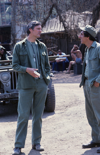 Jamie Farr در صحنه سریال تلویزیونی M*A*S*H به همراه آلن آلدا