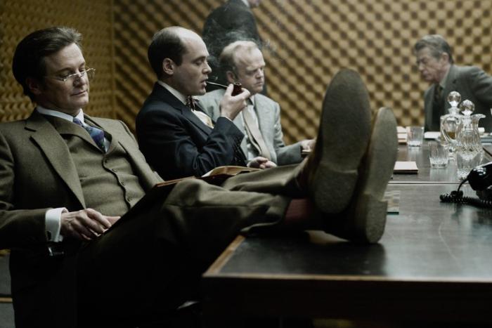 David Dencik در صحنه فیلم سینمایی دوره گرد، خیاط، سرباز، جاسوس به همراه کالین فیرث و توبی جونز