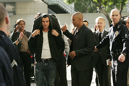 Gavin Rossdale در صحنه سریال تلویزیونی ذهن های مجرم به همراه Shemar Moore