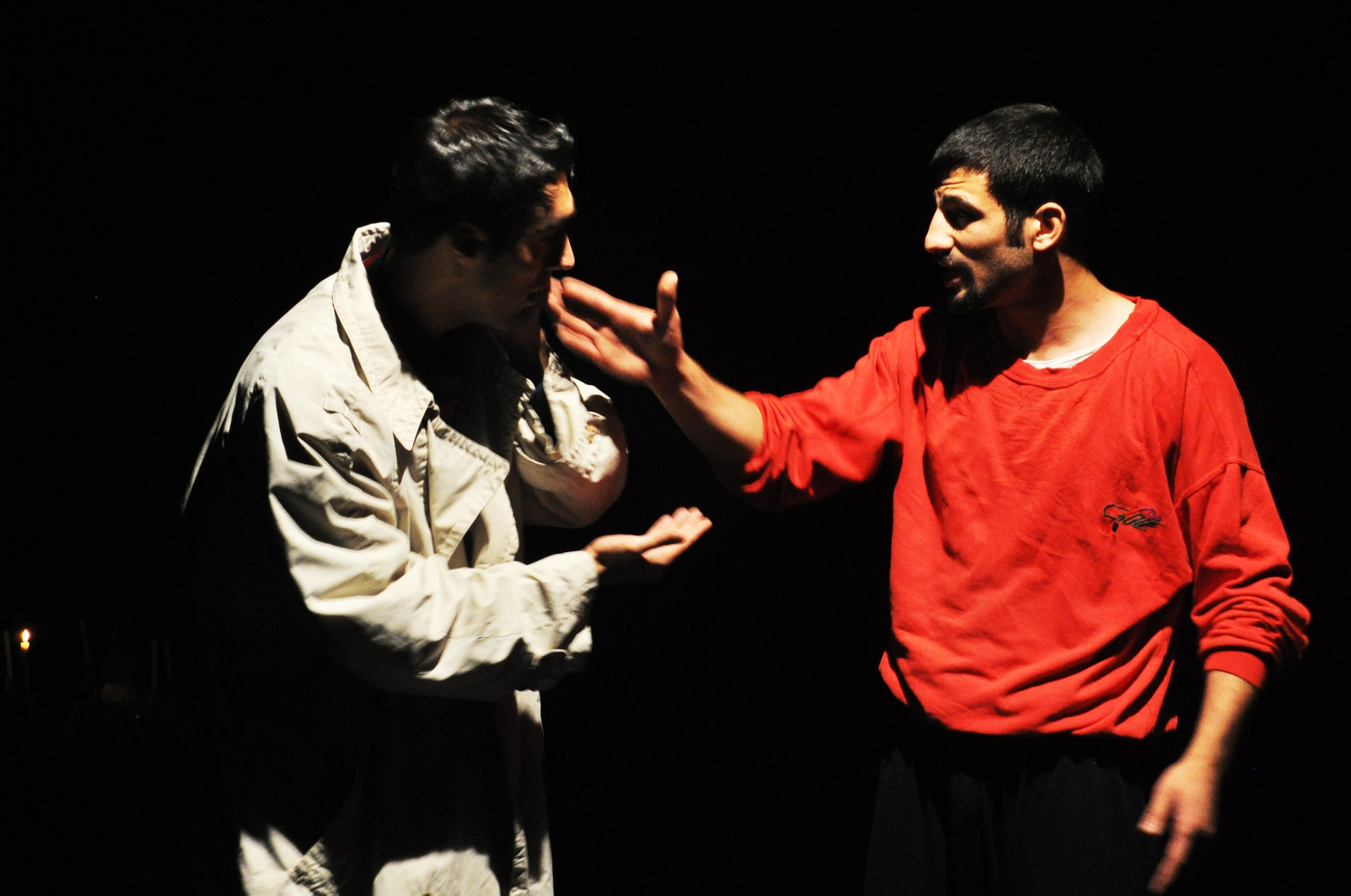 تصویری از کامبیز طاهری، بازیگر و کامپوزیت سینما و تلویزیون در حال بازیگری سر صحنه یکی از آثارش
