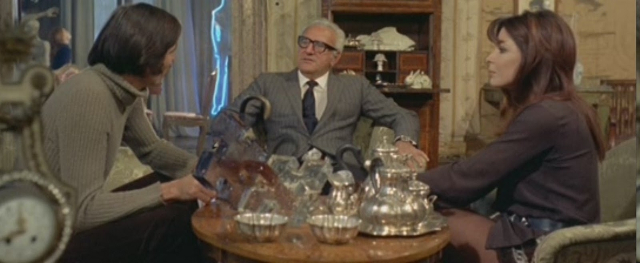 George Lazenby در صحنه فیلم سینمایی Who Saw Her Die? به همراه Adolfo Celi و Dominique Boschero