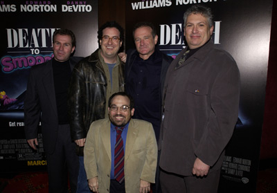 Andrew Lazar در صحنه فیلم سینمایی Death to Smoochy به همراه رابین ویلیامز، Danny Woodburn، Adam Resnick و هاروی فایراستین