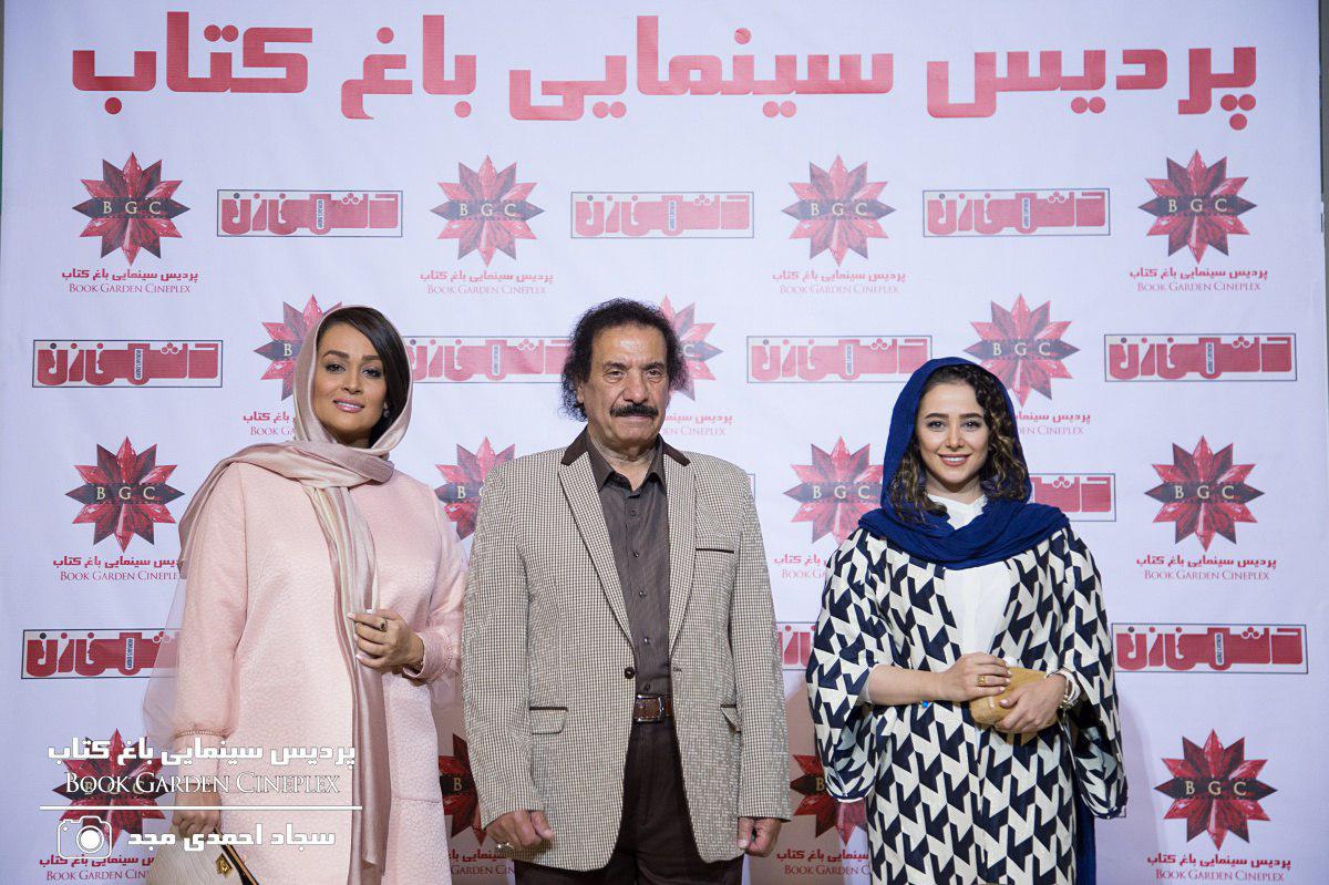 الناز حبیبی در اکران افتتاحیه فیلم سینمایی دشمن زن به همراه مونا شناس