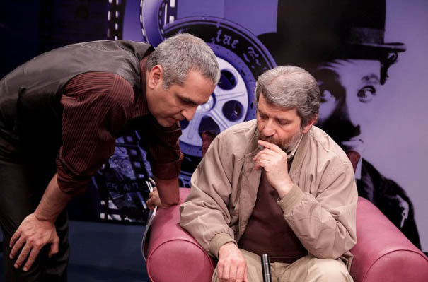 مهران مدیری در صحنه سریال تلویزیونی مرد هزارچهره به همراه امید روحانی