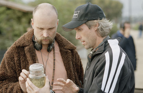Marcus Nispel در صحنه فیلم سینمایی کشتار با اره برقی در تگزاس به همراه مایکل بی