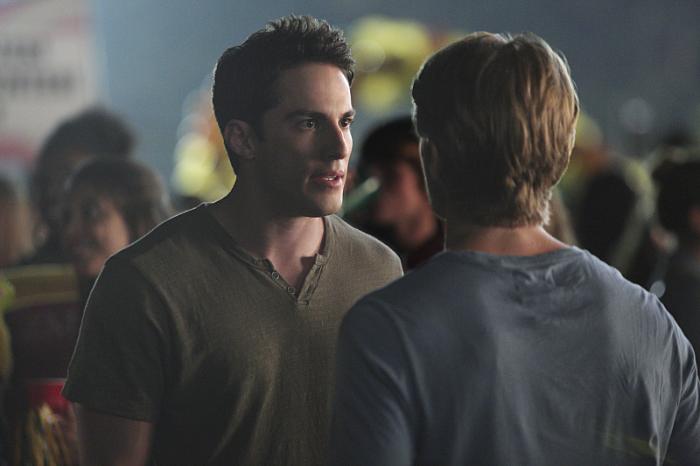 Chris Brochu در صحنه سریال تلویزیونی خاطرات خون آشام به همراه Michael Trevino