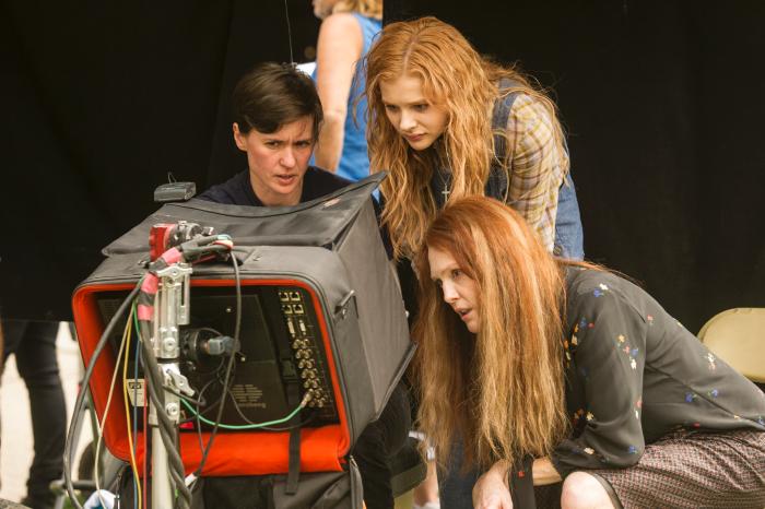 Kimberly Peirce در صحنه فیلم سینمایی کری به همراه جولیان مور و کلویی گریس مورتز