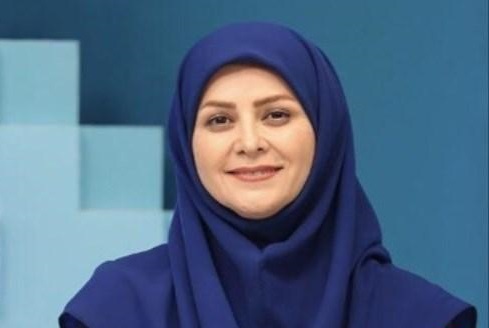 تصویری از زهره سادات هاشمی، مجری سینما و تلویزیون در حال بازیگری سر صحنه یکی از آثارش