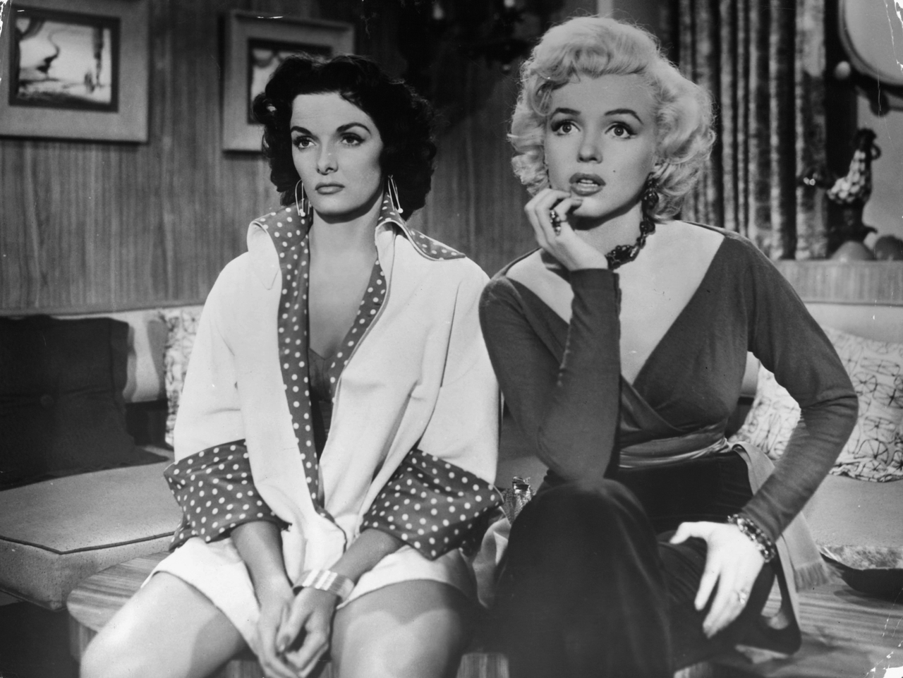 Jane Russell در صحنه فیلم سینمایی Gentlemen Prefer Blondes به همراه مریلین مونرو